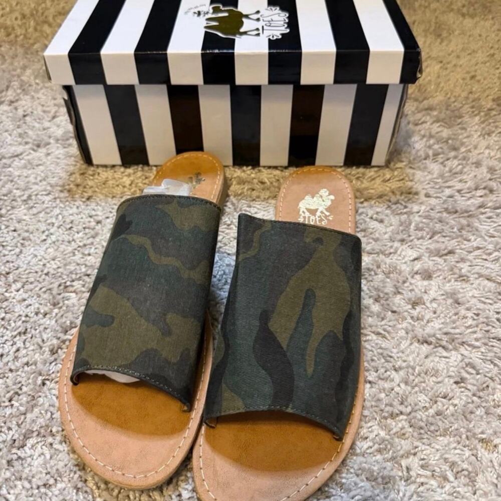Women’s Camo Slide Sandals Size 10 Green Camouflage Slip On Sandals w/ Box